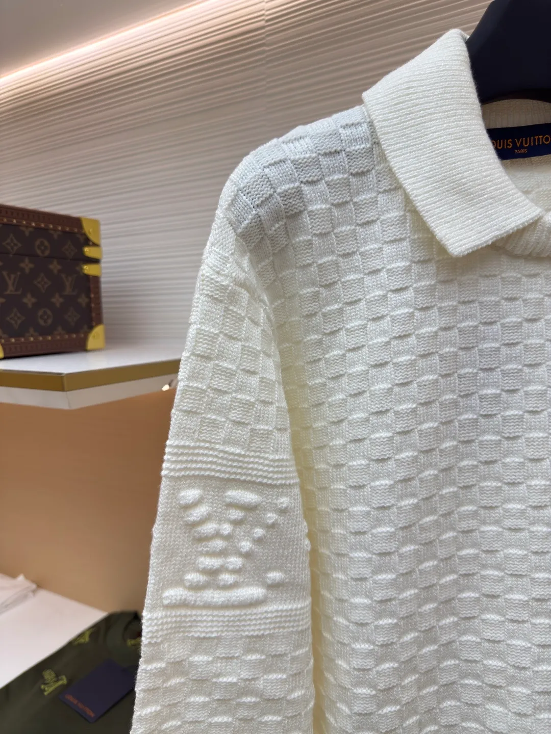 LOUIS VUITTON checkerboard embossed sweater ●Original version: purchased and developed for 12100 ●Item number: 1680746-B50 ●Fabric: crown yarn fabric ●Technology: embossed production ●Version: fitted version ●Weight: about 735 grams ●Size: XS-S-M-L ●Description: We use custom-made high-quality crown core yarn. Currently, there is no stock of yarn with this feel on the market. The core-filled yarns on the market are all cotton-containing, which is rather hard and cannot achieve the effect of the original version. The color presented is very different from the original version. Our customized core-filled yarn has a lot of manufacturing processes. It requires spinning out the raw material core, and then hooking the yarn on the machine for secondary processing and threading the raw material core! The machine cannot rotate too fast, as it will easily cause the thread to spin out, and once it does, it will be useless! After the dyeing is done, you can only use high-temperature dyeing tanks. If the temperature is not enough, the yarn will be dyed unevenly! High-temperature vats are rare in general dyeing factories! Generally, it takes 12 hours for dyeing to enter the vat, and several hours for drying at low temperature when it comes out. If the temperature is too high, it will be scrapped; after dyeing, it can only be done with a slow machine, and fast machines are prone to problems with thick and thin hair horizontal bars. In order to restore the effect of the original version to the maximum, the LOGO is exactly the same as the original version. The fabric pieces are woven at a parallel and even speed using a machine imported from Germany worth 47W. Each piece takes 270 minutes. All knots during the weaving process will be manually processed without traces. The knot-free rate is as high as 95%. It will not be woven like those ordinary computerized flat knitting machines. In order to rush the goods efficiently, the speed is turned to the limit. The stitches of the knitted pieces are different in size, pattern and pattern. The overall wiring is straight and delicate, the fabric is comfortable and soft, and the color is consistent without color difference. It can be matched with the same style to create a fashionable look and control various occasions. Customized accessories, complete with three standards, same style for men and women!
